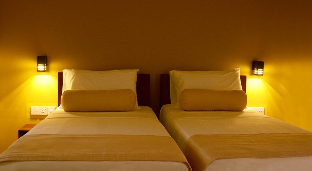 Inlak Garden Hotel Негомбо Стая снимка